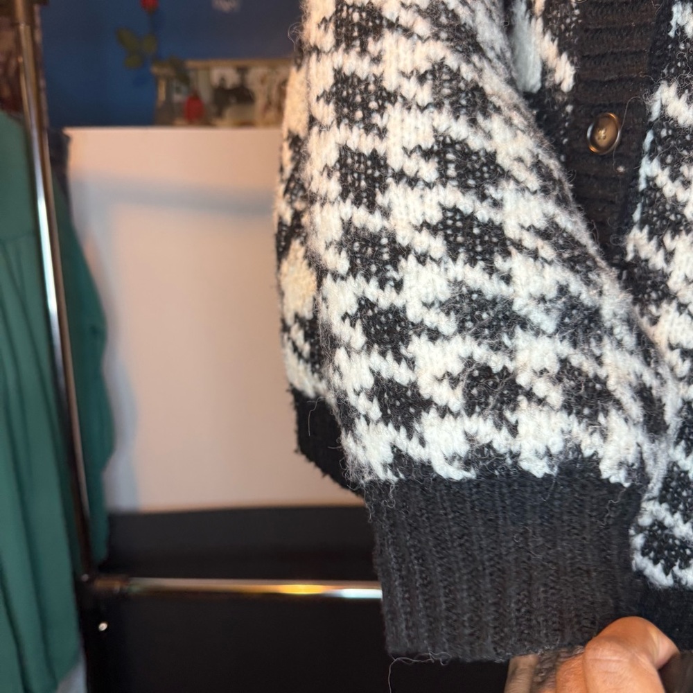 Torrid size 4 (26) Black and White Houndstooth Button Down Cardigan - Picture 6 of 8